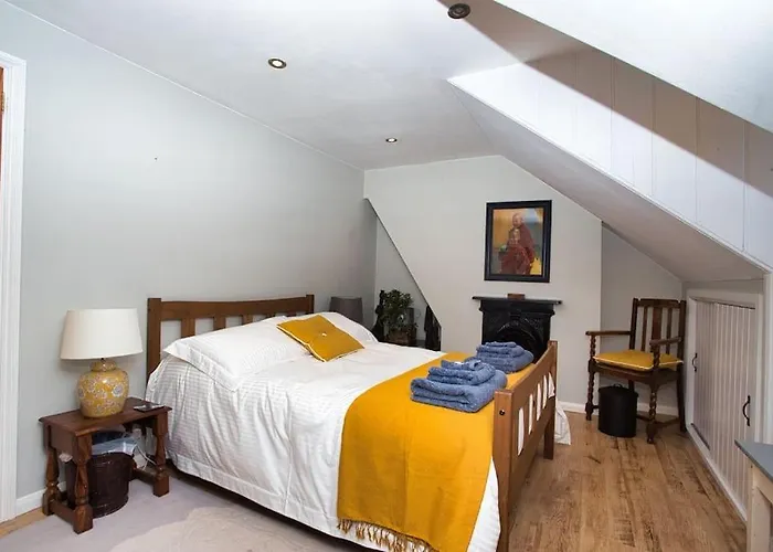 Restful And Cosy 4 Bed Home Minutes From The Beach