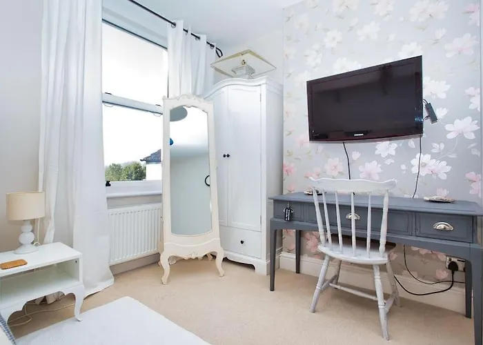 Restful And Cosy 4 Bed Home Minutes From The Beach