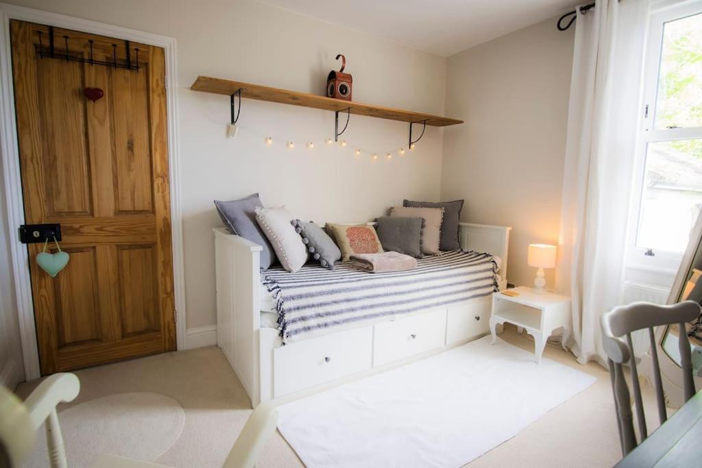 Restful And Cosy 4 Bed Minutes From The