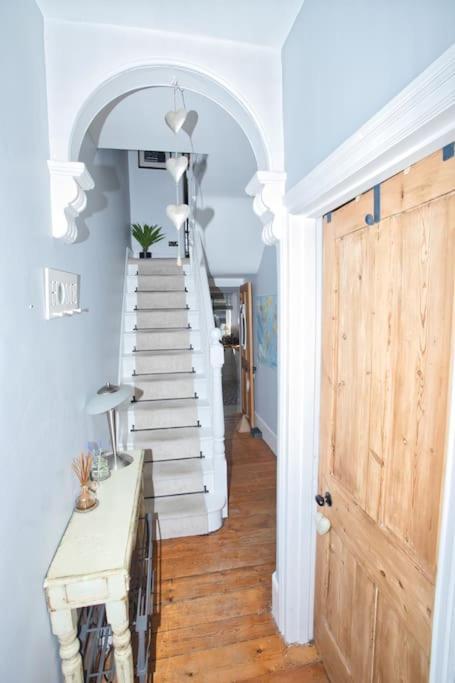 Restful And Cosy 4 Bed Minutes From The