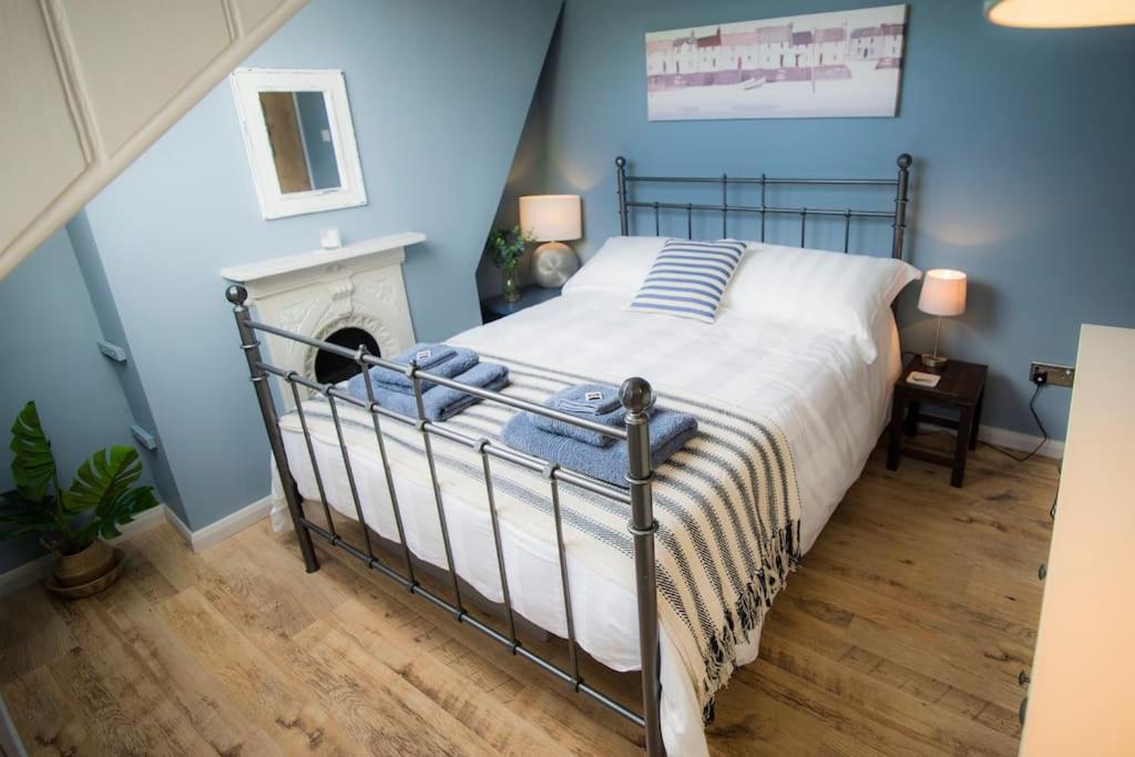 Restful And Cosy 4 Bed Minutes From The *