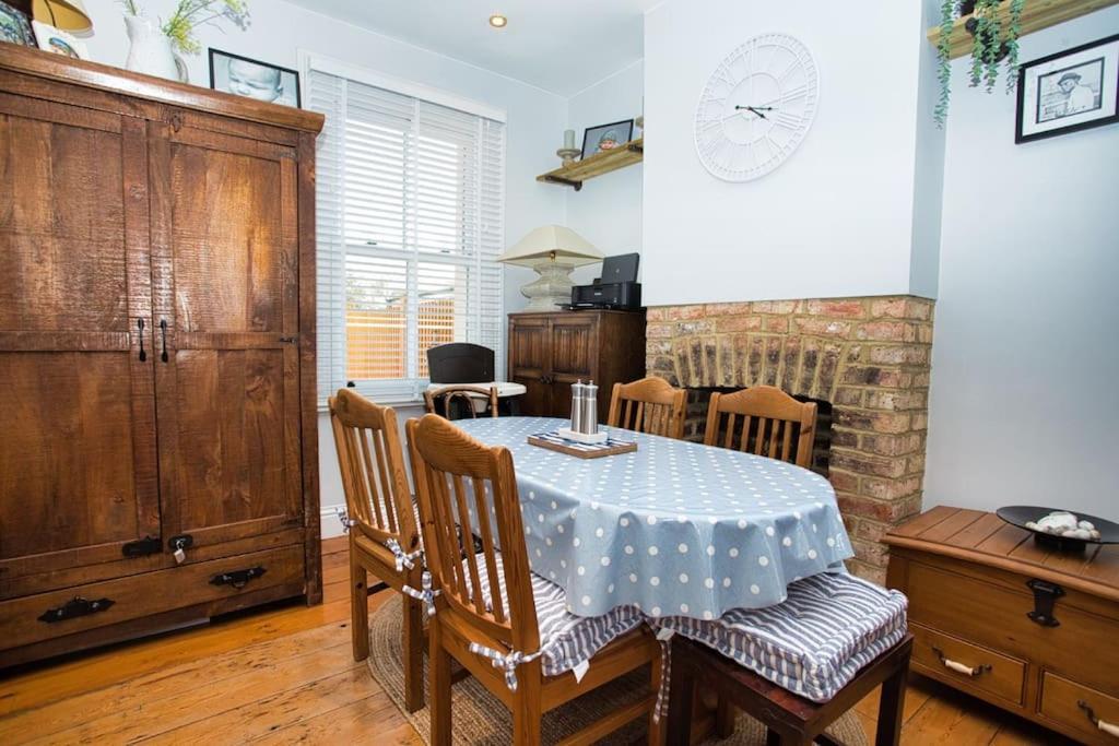 Restful And Cosy 4 Bed Minutes From The Apartment *