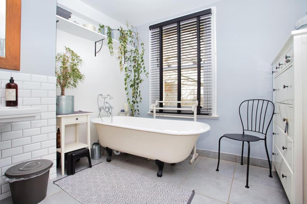 Restful And Cosy 4 Bed Minutes From The Apartment *